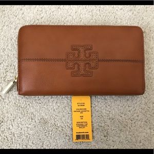 Brand new Tory Burch Stacked T zip cont wallet
